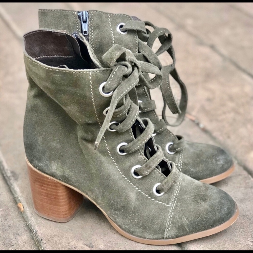 Steve Madden Relley lace up boots. Size 7